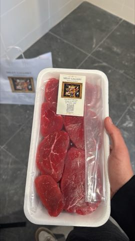 מגש נתחי בקר טריים ארוז, נושא את תווית המותג Meat Gallery